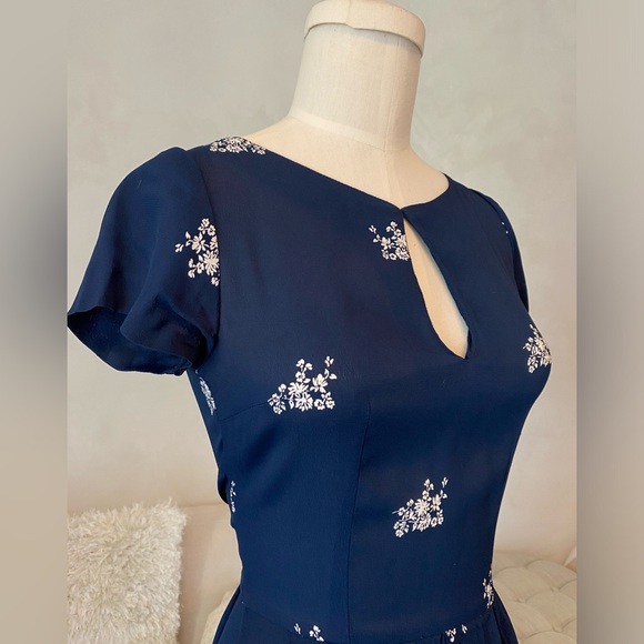 BLUE AND WHITE FLORAL PRINT REFORMATION MINI DRESS - Picture 3 of 9